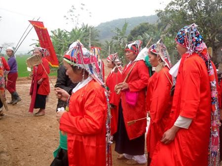 Les belles-filles portent une soie rouge dans la cérémonie de funérailles