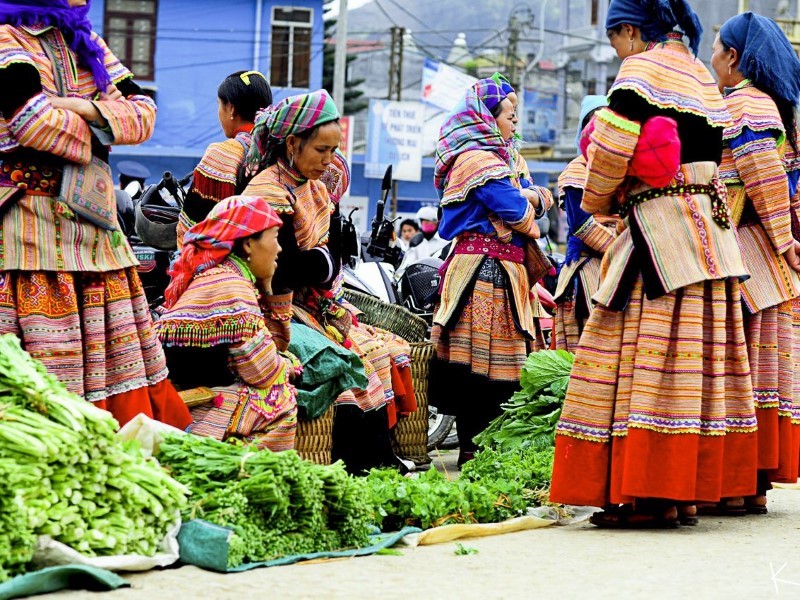  Les femmes de l'ethnie H’Mong vend des légumes frais au marché de Dong Van