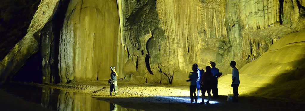Découvrir  la grotte de Thien Duong à pied